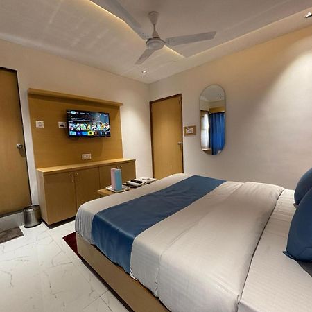 Hotel Phoniex Ахмедабад Экстерьер фото