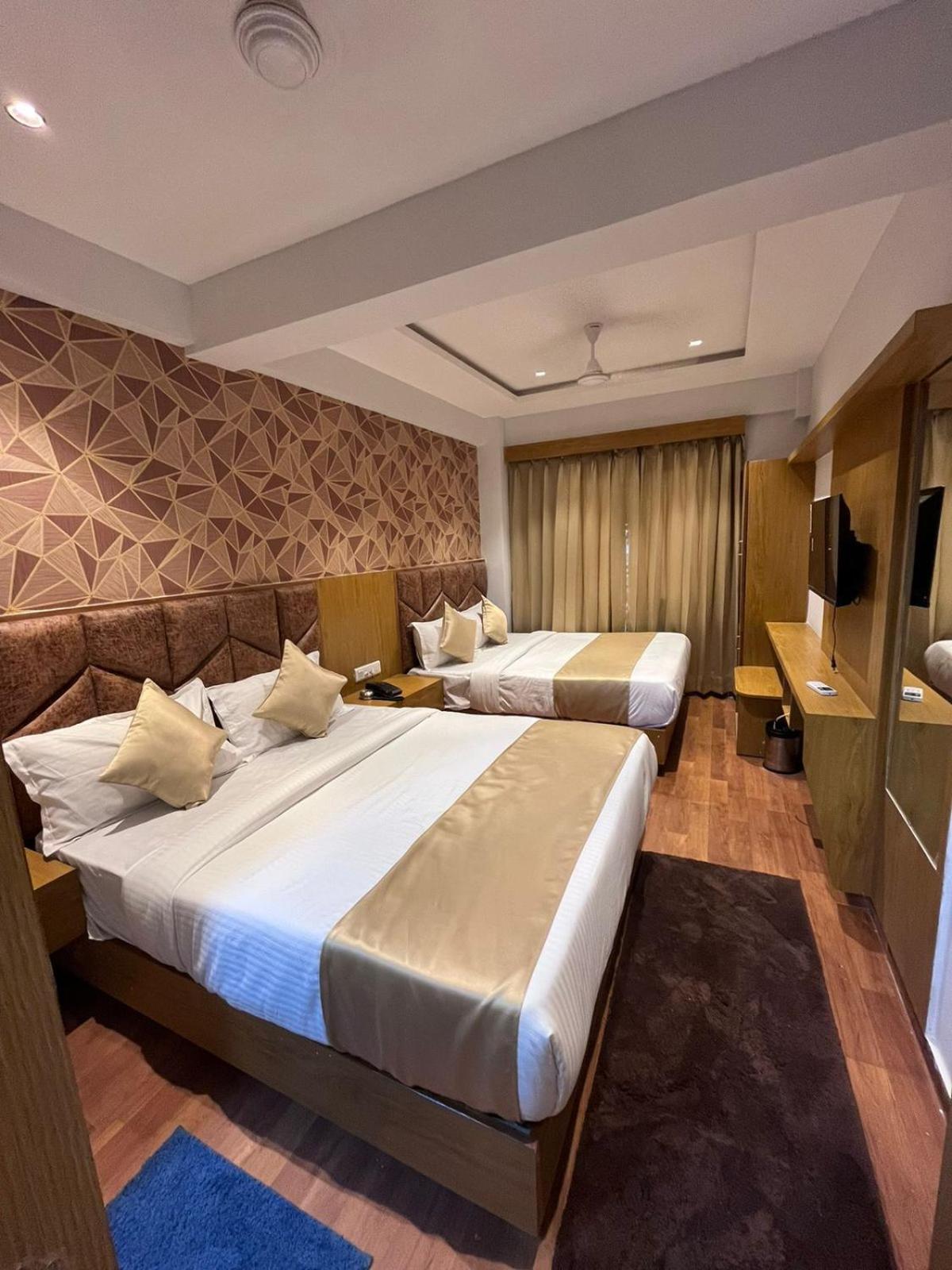 Hotel Phoniex Ахмедабад Номер фото