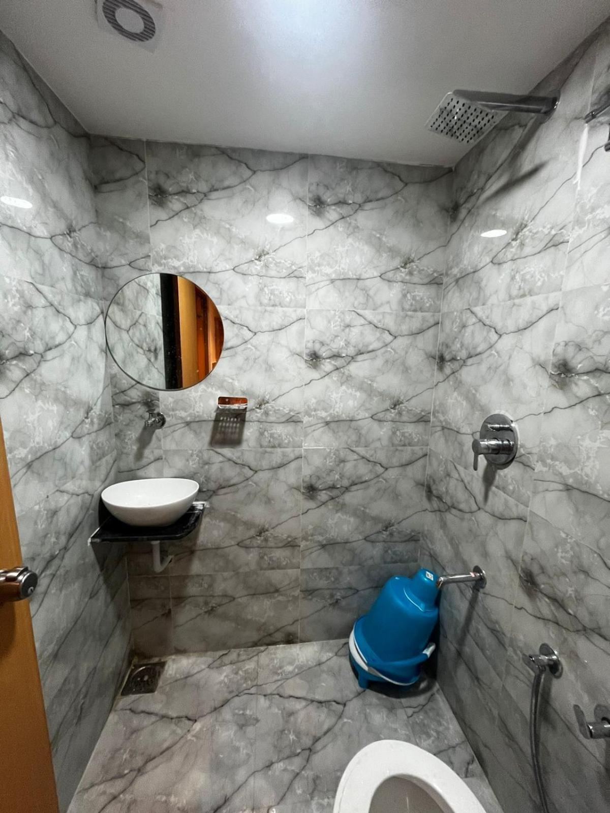 Hotel Phoniex Ахмедабад Экстерьер фото