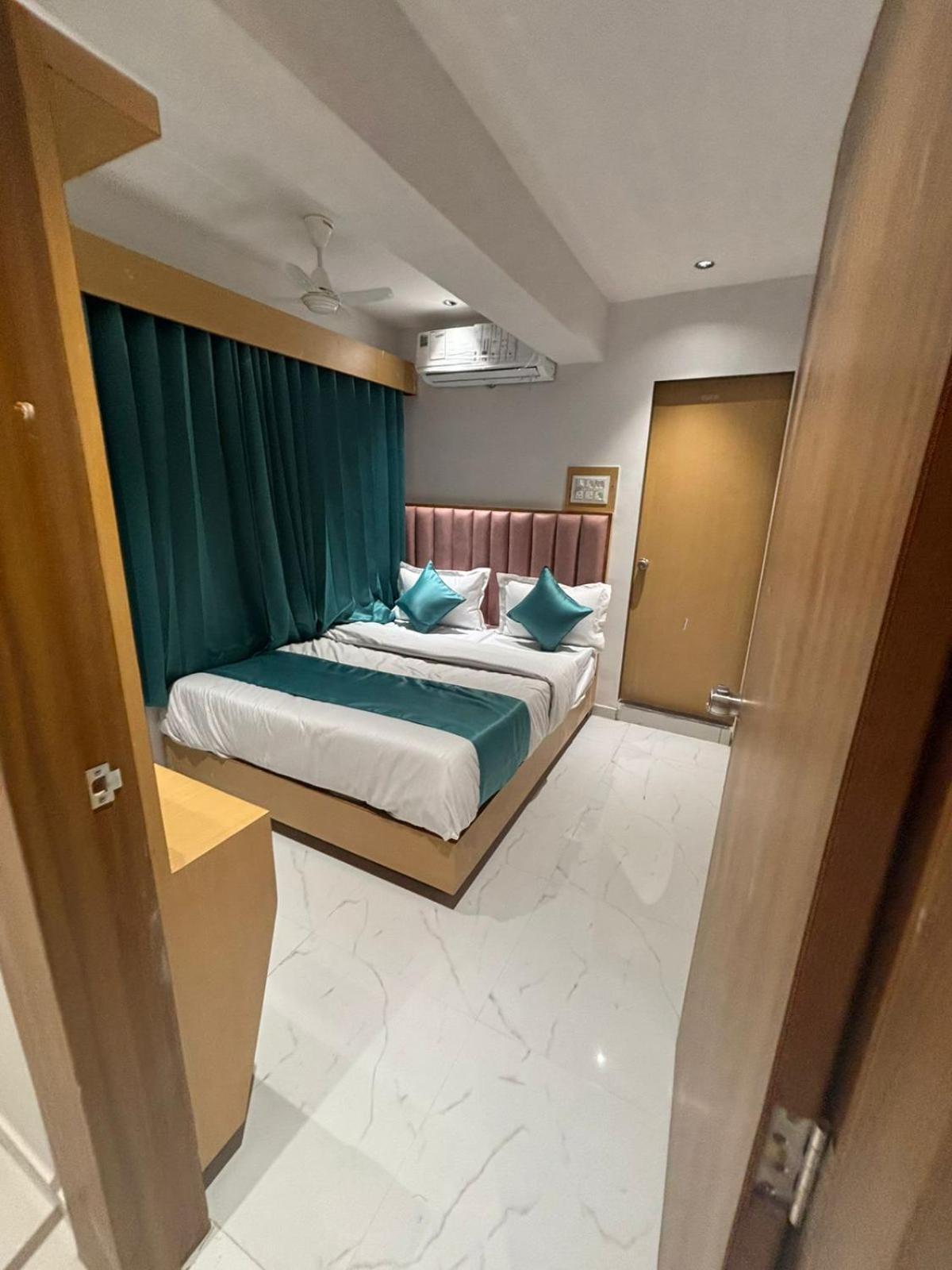 Hotel Phoniex Ахмедабад Экстерьер фото