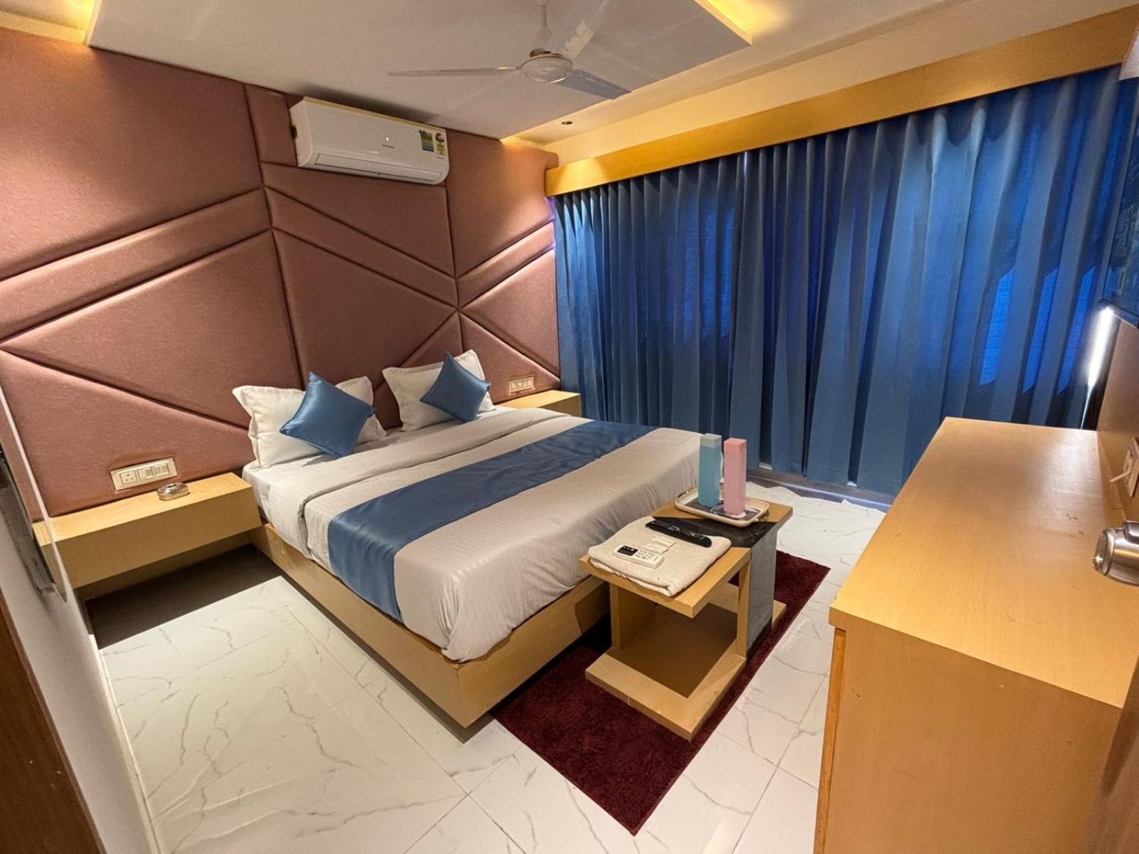 Hotel Phoniex Ахмедабад Экстерьер фото