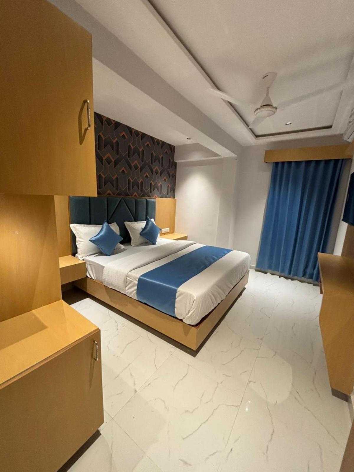 Hotel Phoniex Ахмедабад Экстерьер фото
