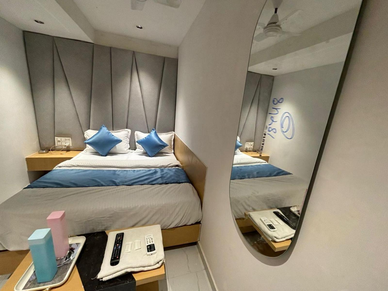 Hotel Phoniex Ахмедабад Экстерьер фото