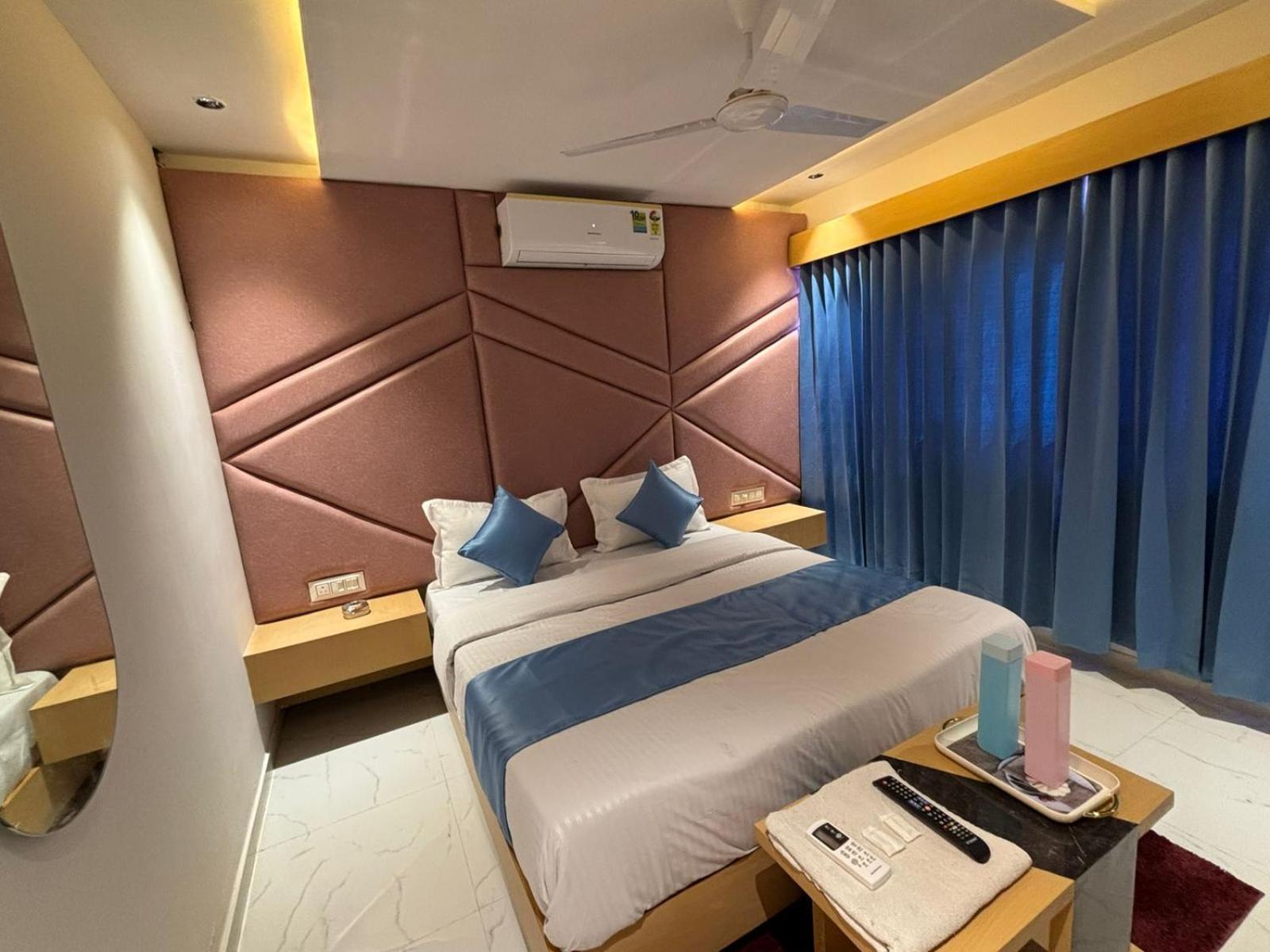 Hotel Phoniex Ахмедабад Экстерьер фото