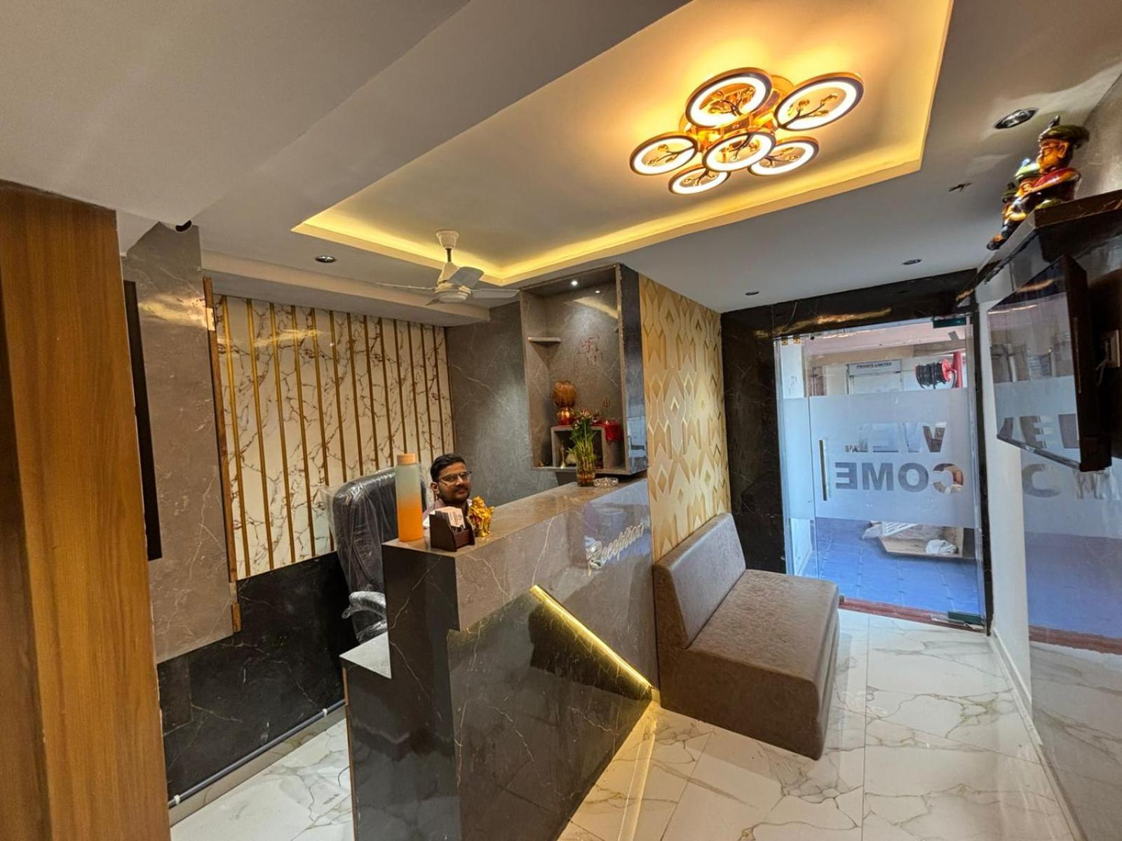 Hotel Phoniex Ахмедабад Экстерьер фото