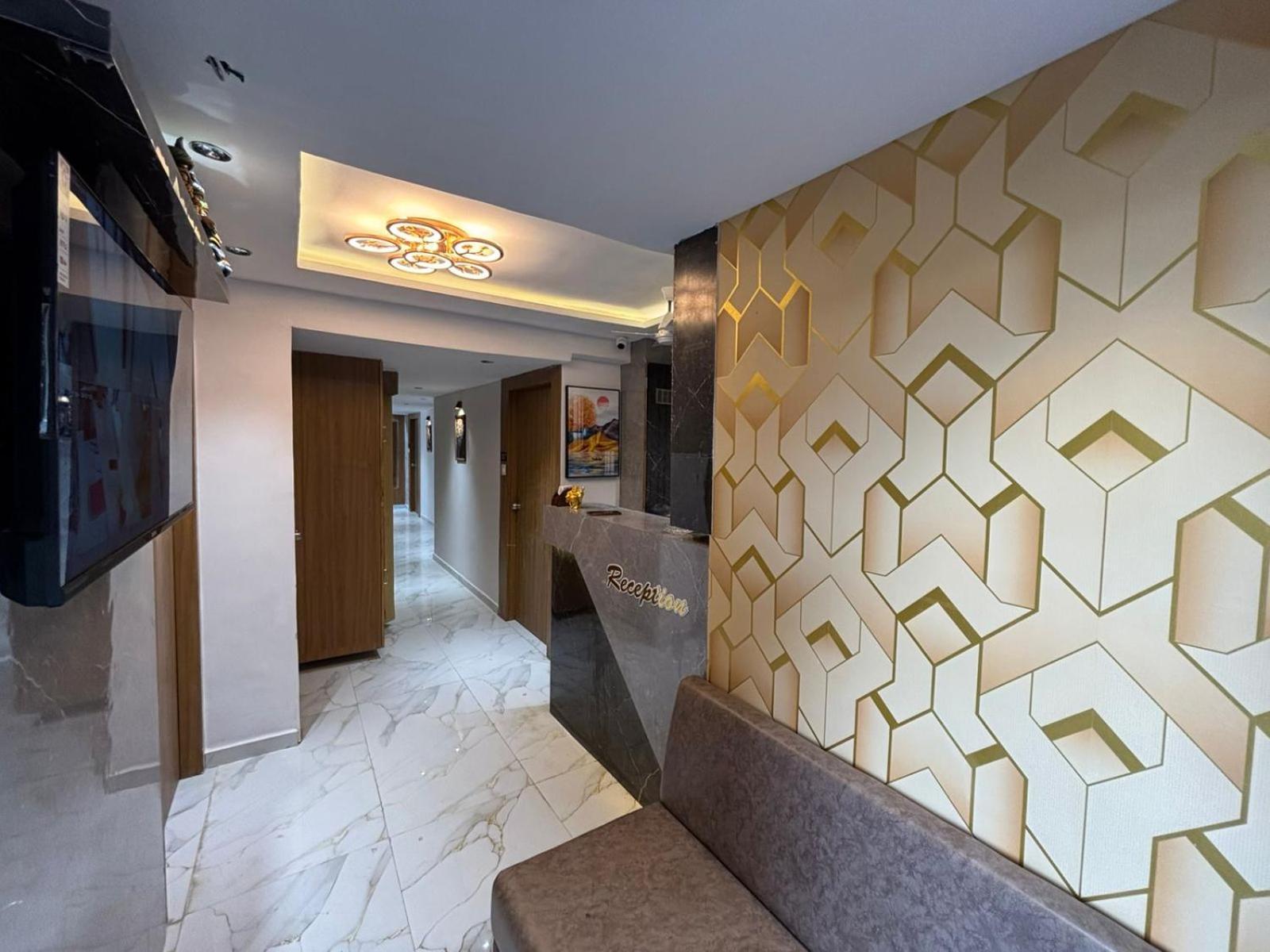 Hotel Phoniex Ахмедабад Экстерьер фото