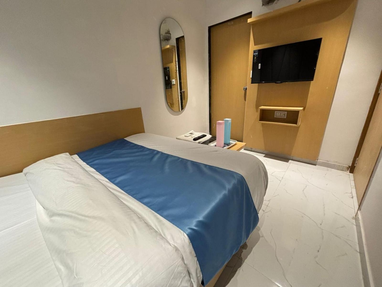 Hotel Phoniex Ахмедабад Экстерьер фото