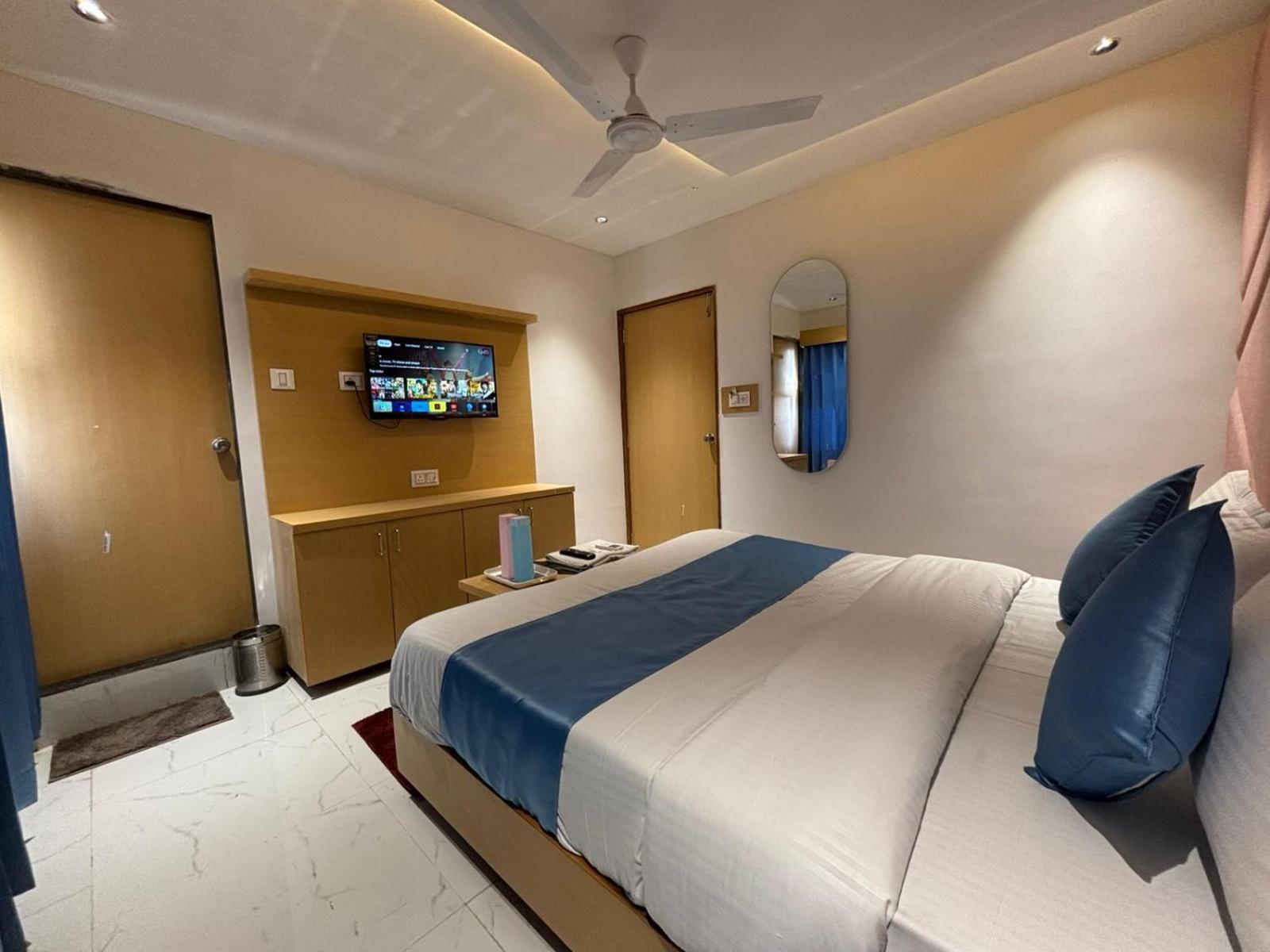 Hotel Phoniex Ахмедабад Экстерьер фото