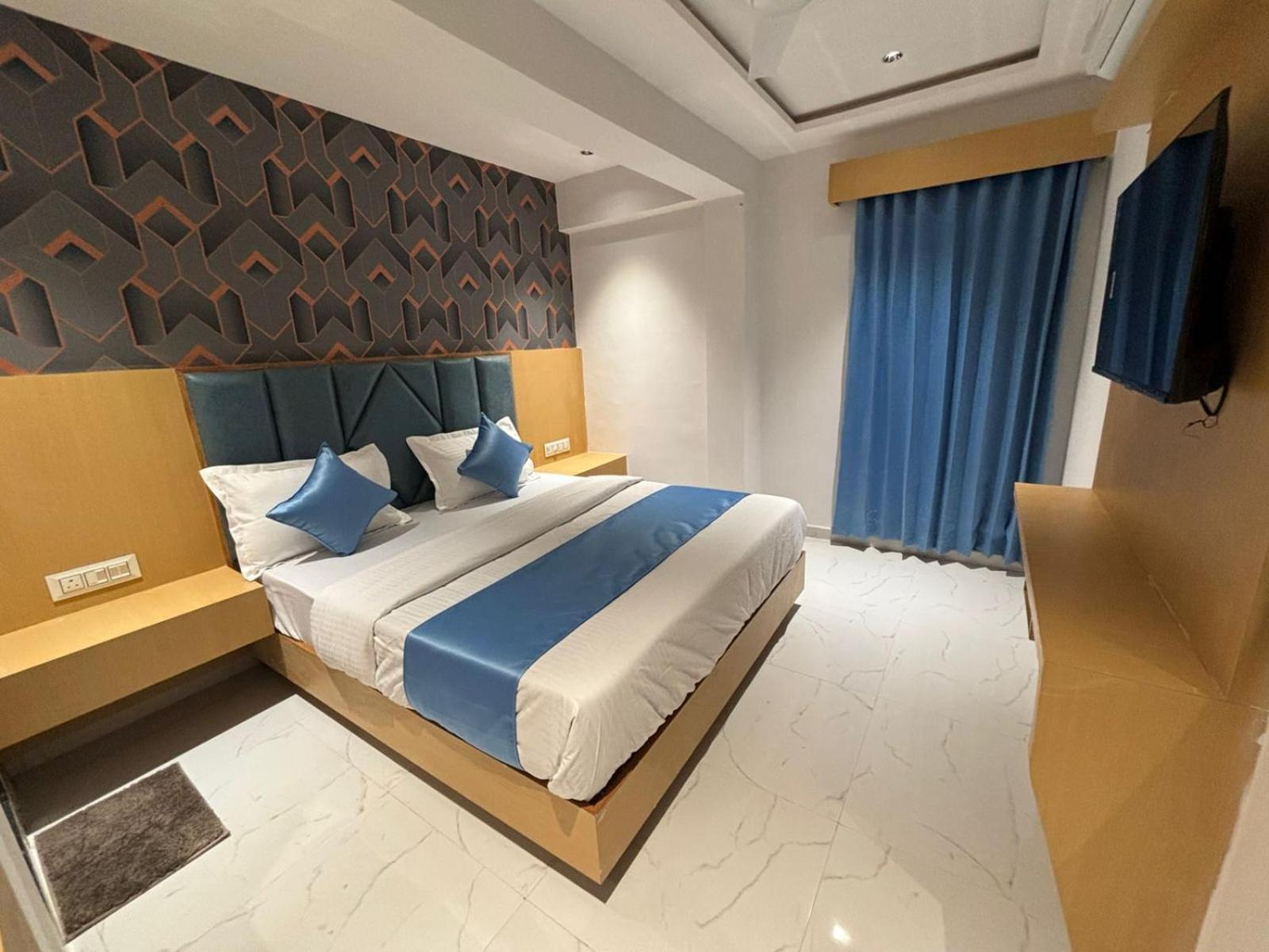 Hotel Phoniex Ахмедабад Экстерьер фото